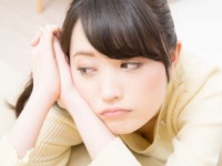 半数近くの女子が憂鬱な気分に……生理のブルー期間の過ごし方6選