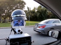 アメリカで交通取り締まり役としてのポリスロボットが開発される。ドライバーと警官の間の暴力事件防止の為