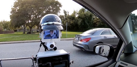 アメリカで交通取り締まり役としてのポリスロボットが開発される。ドライバーと警官の間の暴力事件防止の為