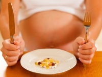 あの人妊娠してる？　妊娠すると女性は○○を積極的に食べだすことが判明