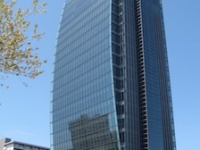 写真は新潟日報の本社ビル