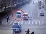 なにが起こった？　中国で車３台が浮かび上がる事象が発生！