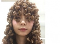 今年も強烈！しょこたんのセミ抜け殻ヘアスタイルにファン絶叫