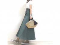 マストバイのトレンチ風スカートは、白Tでスッキリまとめるのが正解　＃東京365日コーデ