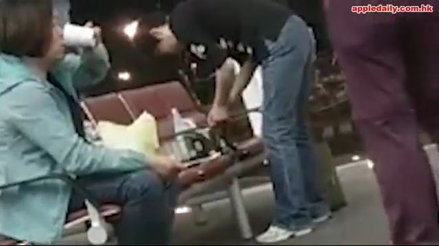 香港の空港ロビーで鍋と炊飯器
