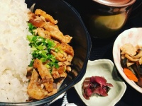 これが「元祖SUN丼」（画像はとりころろ名古屋総本店のFacebookより）