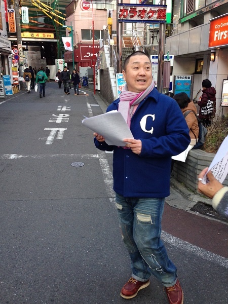 下北沢の商店街でライブの告知ビラを配る山本圭壱を発見！