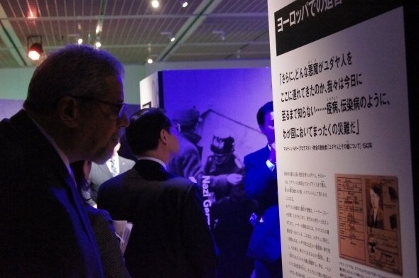 展示に見入る外国人招待客