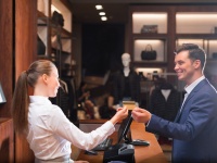 うわ、クーポン独り占め！？ 会計時に女性を店外へ促す男の理由