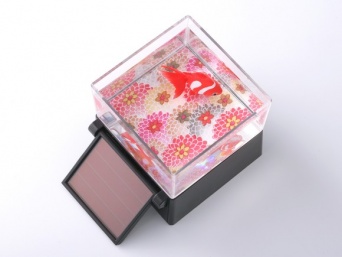 まるで本物みたいに優雅な動き。ソーラーパワーで泳ぐ「ひかりとみずのカラクリ金魚」がめちゃキレイ！