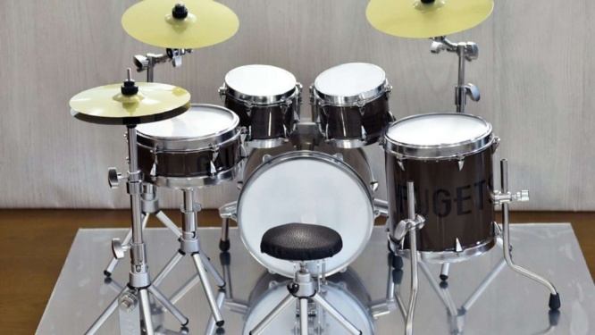 シンバルやイスにも注目(画像は「神戸風月堂」公式ツイッターより)