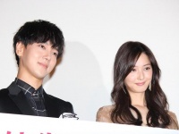 左、イェソン　右、佐々木希