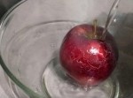 リンゴからワックスが落ちる様子を捉えた動画が衝撃的…