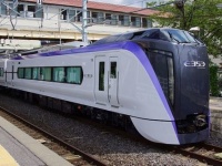試運転中の「E353系」（DAJFさん撮影、Wikimedia Commons