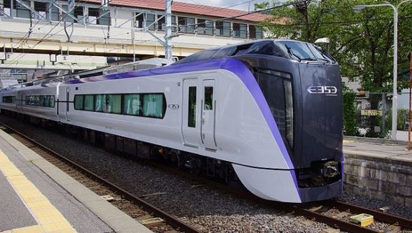 試運転中の「E353系」（DAJFさん撮影、Wikimedia Commons