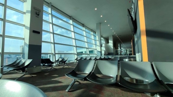 ひとりで飛行機に乗る娘が心配で...(画像はphotoACより)