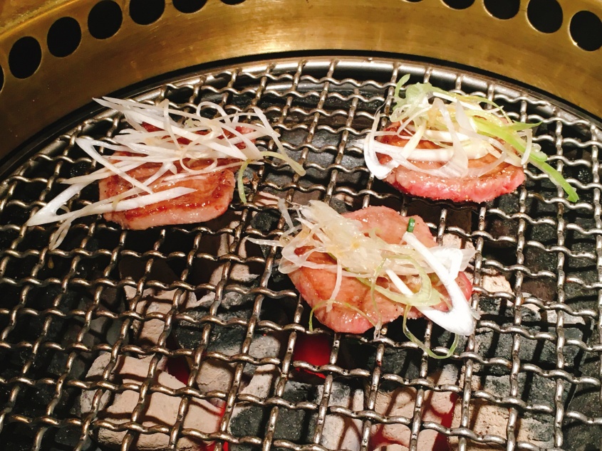 『人気牛タン店』で食中毒発生　刺身を食べたら…　女性の胃から「アニサキス」