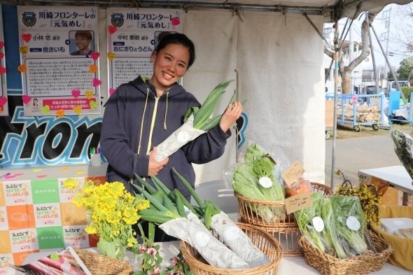 野菜を販売した竹川さん