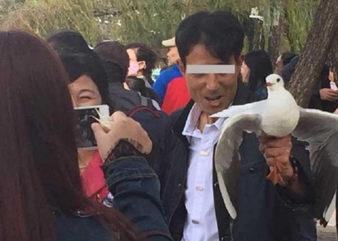カモメを掴まえて記念撮影