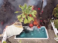 火山噴火による溶岩が民家のプールに流れ込んでくる驚愕のドローン映像