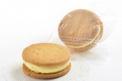 【新宿土産】コーンフレーク入り生地でとうもろこしムースをサンド。お酒にも合う「とうもろこしのムースサンド」