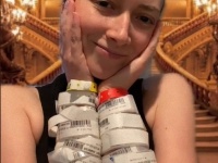 入院時のリストバンドを大量に付けたアメリカ人女性のブレスレットコレクション、総額1億7500万円（医療費）
