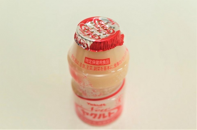爪楊枝で穴を開ける。ひっくり返して、シャワーを浴びているような感覚を味わう(画像は編集部撮影、以下同)