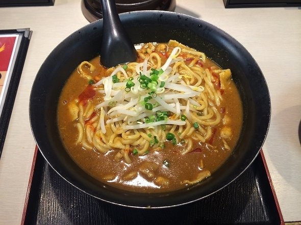 ルーの上にはラー油がたらされている