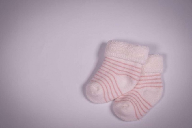 後ろに子供のくつしたが落ちていて......(画像はイメージ)