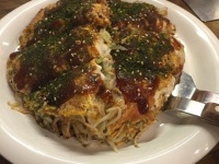 まずはお好み焼きでお好みソースをご賞味いただきたい（画像は記者が通っている都内の広島風お好み焼き店のお好み焼き）