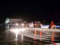 赤ちゃんを緊急搬送するため、アラスカの住民が結集。車のヘッドライトで暗い滑走路を一斉に照らす
