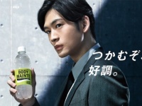 松下洸平、軽快すぎる出社。「ボディメンテ ドリンク」の新CMが公開
