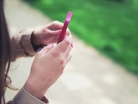 手離せない。「スマホ依存」の恐怖