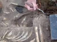 2100年前の墓から女性の遺骸と一緒にスマホそっくりの黒玉製の板が発見される（ロシア）