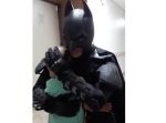 病気の子どもを勇気付けるために、バットマンの姿で抱きしめるお医者さん。