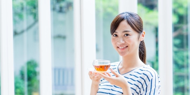 温かい飲み物でリラックスする女性