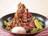 そびえ立つローストビーフ