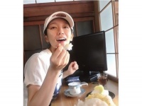 【可愛すぎて直視できん】普段着？ でかき氷をパクリ。女優・吉岡里帆さんのオフショット