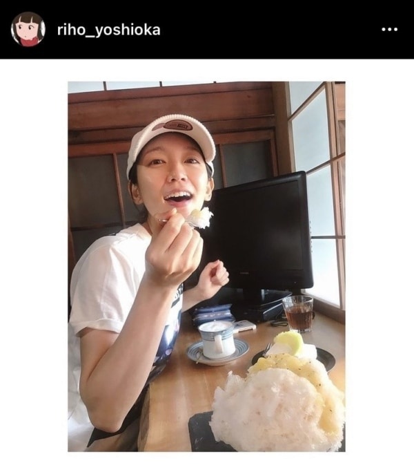 【可愛すぎて直視できん】普段着？ でかき氷をパクリ。女優・吉岡里帆さんのオフショット