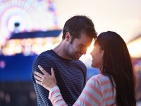 romantic couple near santa monica pier