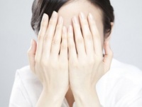 見ないでっ……！　医師に伝えるのが恥ずかしい症状4つ
