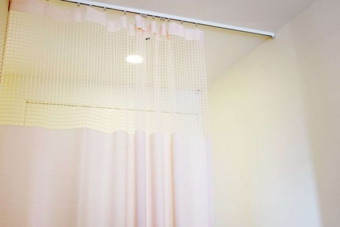 話しかけられず、1人で病室へ...(画像はイメージ)