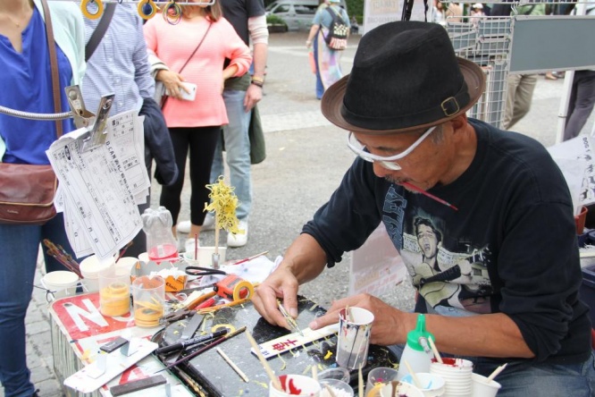 真剣な表情の金澤さん。自然と人が集まってくる