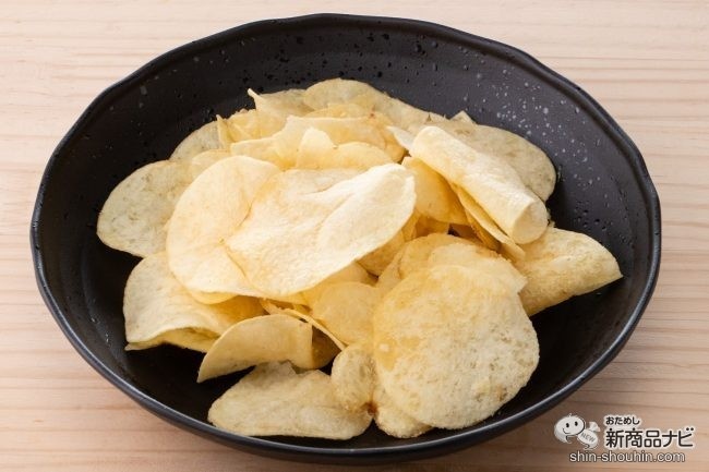 お皿に出したポテトチップス 牡蠣ガーリック味
