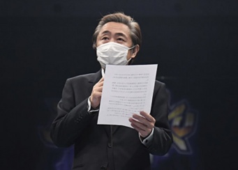 選手の欠場を発表する新日本プロレス菅林直樹会長