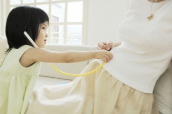 抱き合えば赤ちゃんができるの？　子どものころ、妊娠・出産について不思議に思っていたこと4つ