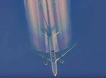 素敵！　虹を出しながら青空を飛ぶ飛行機が美しい。