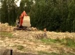 一体何が目的だ？　ショベルカーに戦いを挑む男、現わる！
