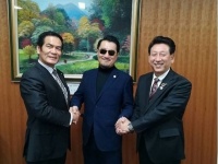 テルさんと佐野市議会議長と副議長。テルさんのインスタグラムより。