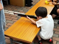 4歳児のガチすぎる〝射的の構え〟に30万人騒然　「前世の記憶？」「ゴルゴの幼少期かな」
